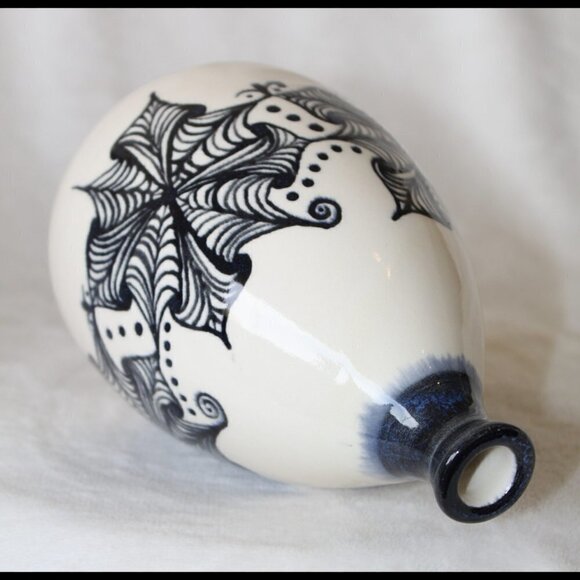 Porcelain ceramic decorative Bottle hand painted black zentangle flowers signed - Picture 2 of 8